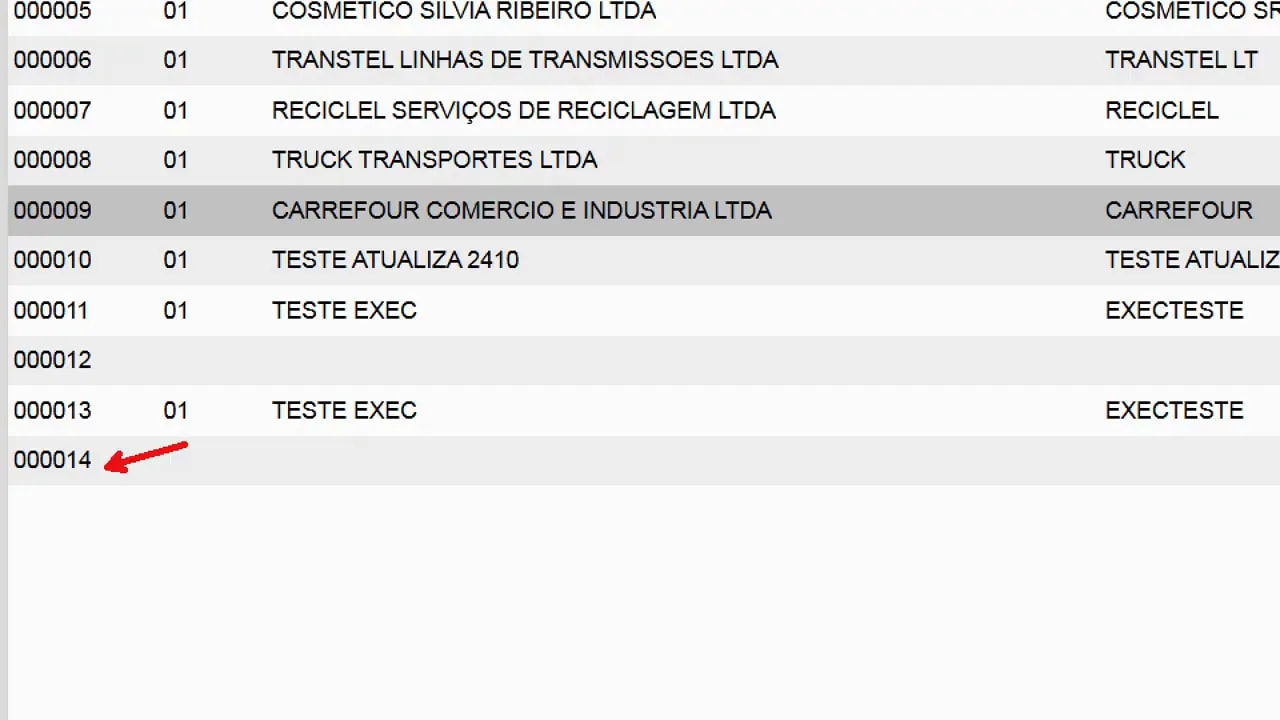 Tela de cadastro de clientes no Protheus exibindo registros incluindo teste feito via gravação direta